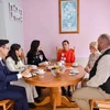 La vice-ministre des Affaires étrangères (AE), présidente du Comité d'État chargé des résidents vietnamiens à l'étranger, Lê Thi Thu Hang rendre visite à la famille de Monsieur et madame Eamon McMullen qui ont adopté Ngô Huong Thao, âgée de 17 ans. Photom ministère vietnamien des AE