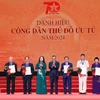 La vice-présidente de la République Vo Thi Anh Xuân et le président du Comité populaire municipal Trân Sy Thanh ont décerné le tire « Citoyens d’élite » de 2024 à dix individus. Photo. VNA