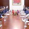 Le président de la Commission de la culture et de l'éducation de l’Assemblée nationale (AN) du Vietnam, Nguyên Dac Vinh, lors d'une séance de travail avec le président de la Commission socio-culturelle de l’AN du Laos, Bounta Theppavong. Photo: VNA