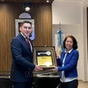 e maire de la ville de Pilar, Leopoldo Grumstrup décerne le certificat « Clé honoraire » de Pilar à l'ambassadrice du Vietnam en Argentine, Ngô Minh Nguyêt. Photo: VNA