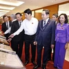 Le président de la République, Luong Cuong (chemise blanche), le président de l'Assemblée nationale (AN), Trân Thanh Mân, et d'autres dirigeants à l'exposition. Photo: VNA