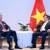 Le Premier ministre Pham Minh Chinh (droite) rencontre le secrétaire général du Mouvement de la gauche unie (MIU) Miguel Mejía, et également ministre dominicain des Politiques d'intégration régionale. Photo: VNA