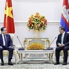 Le président de l'Assemblée nationale, Trân Thanh Mân (gauche), rencontre le Premier ministre cambodgien, Samdech Hun Manet. Photo: VNA