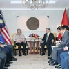 Le secrétaire général du Parti communiste du Vietnam (PCV), Tô Lâm (droite), rencontre le vice-Premier ministre malaisien, Dato' Seri Dr. Ahmad Zahid Hamidi, également ministre du Développement rural et président de l’Organisation nationale des Malais unis (UMNO), et de hauts responsables de la coalition au pouvoir en Malaisie. Photo: VNA