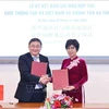 La directrice générale de la VNA Vu Viêt Trang et le rédacteur en chef adjoint de Xinhua Ren Weidong signent un protocole d'accord sur les plans de coopération en 2025. Photo: VNA