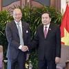 Le président de l’Assemblée nationale (AN) Trân Thanh Mân (droite) et le vice-président et directeur général de l’United Overseas Bank (UOB), Wee Ee Cheong. Photo: VNA