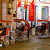 Des touristes étrangers à Hanoi. Photo: VNA