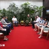 Le président cubain Miguel Díaz-Canel rencontre le directeur général du groupe GELEX et président du conseil d'administration du groupe de construction Viglacera Corporation JSC, Nguyên Van Tuân. Photo: VNA 