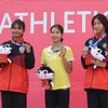TTXVN越南田径运动员黎氏雪梅（中）在女子400米比赛中获得金牌。图自越通社