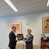 Vietnamese Ambassador to Australia Pham Hung Tam (R) and Assistant Minister for Foreign Affairs of Australia Tim Watts (Photo: VNA)