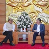 At the meeting between VUFO Vice President Nguyen Ngoc Hung (R) and WPC President Pallab Sengupta. (Photo: VNA)