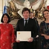 From left: Vietnamese Ambassador to Argentina Ngo Minh Nguyet, Argentinean President Javier Milei, and Argentinean Foreign Minister Diana Mondino. (Photo: VNA)
