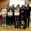 Vietnamese Ambassador to Hungary Nguyen Thi Bich Thao (front, first, right) and President of the Vietnamese Women’s Union in Hungary Dr. Pham Bich Thien (front, first, left) present certificates of merit to winners of the contest (Photo: VNA)