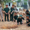 Authorities inspect and devise a plan to safely dispose of the 334 kg bomb. (Photo: VNA)