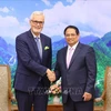 Prime Minister Pham Minh Chinh (R) and German Ambassador Guido Hildner. (Photo: VNA)