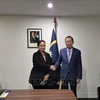 Ambassador to Australia and Nauru Dang Hung Tam (R) and Nauru High Commissioner to Australia Camilla Solomo at their meeting on June 13. (Photo: VNA)