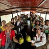 On a tour of the Mekong Delta (Photo: VNA)