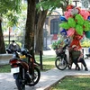 Street vendors in Hanoi make use of any shade to take a rest. (Photo: VNA)