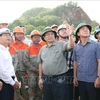 Prime Minister Pham Minh Chinh visits workers at the construction site of the project at Cau Loc commune of Hau Loc district, Thanh Hoa province (Photo: VNA)