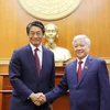 President of the Vietnam Fatherland Front (VFF) Central Committee Do Van Chien (right) and newly appointed Japanese Ambassador to Vietnam Ito Naoki. (Photo: mattran.org.vn)