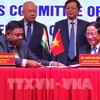 Representatives of the Binh Dinh provincial People’s Committee and the Indian General Consulate in Ho Chi Minh City sign an MoU for cooperation at the conference. (Photo: VNA)