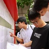 Candidates check the exam room layout diagram at the Thang Long High School, Hanoi (Photo: VNA)