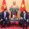 President of the Ho Chi Minh National Academy of Politics Nguyen Xuan Thang (R) and Japanese Ambassador to Vietnam Ito Naoki (Photo: VNA)