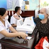 An elderly woman is examined at the Traditional Medicine Hospital in the northern province of Thai Binh. (Photo: VNA)