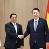Prime Minister Pham Minh Chinh (L) meets with RoK President Yoon Suk Yeol (Photo: VNA)