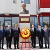 The Vietnamese delegation pays homage to President Ho Chi Minh (Photo: sggp.org.vn)