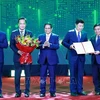 Prime Minister Pham Minh Chinh (C) and Minister of Planning and Investment Nguyen Chi Dung (first, R) present the decision approving Hung Yen's master plan to leaders of Hung Yen (Photo: VNA)