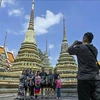 Tourists take photos at Wat Pho Temple in Bangkok. (Photo: AFP/VNA)