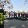 Foreign tourists take photos at Hoan Kiem Lake (Photo: daidoanket.vn)