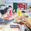 Customers purchase gold rings at a jewellery store. (Photo: cand.com.vn)