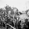 The people of the North welcome officials, soldiers and residents from the South at Sam Son wharf in the central province of Thanh Hoa according to the Geneva Agreement on September 25, 1954. (File photo: VNA)