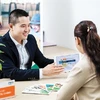 A bank staff introduces insurance products to a customer. Instead of banning banks from selling investment-linked insurance products, the Government’s management agencies should focus on the inspection and supervision. (Photo: baochinhphu.vn)