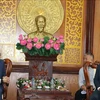 At the meeting between Chairman of the People’s Council of Long An province Nguyen Van Duoc (right) and Singaporean Consul General in Ho Chi Minh City Pang Te Cheng. (Photo: VNA)