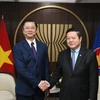 Deputy head of the Party Central Committee's Commission for External Relations Truong Quang Hoai Nam (left) and Secretary-General of the Association of Southeast Asian Nations (ASEAN) Kao Kim Hourn at their meeting in Jakarta on July 18. (Photo: VNA)