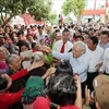 Party General Secretary Nguyen Phu Trong joins residents of Thuong Dien village, Vinh Quang commune, Vinh Bao district in the Great National Solidarity Festival of Hai Phong city on November 15, 2017 (Photo: VNA)