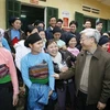 Chairman of the National Assembly Nguyen Phu Trong visits ethnic minority people in Ngoc Phung commune, Thuong Xuan district, Thanh Hoa province, in January 2010 (Photo: VNA)