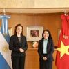 Vietnamese Ambassador to Argentina Ngo Minh Nguyet (R) and Argentine Foreign Minister Diana Mondino at their working session in Buenos Aires on July 19 (Photo: VNA)