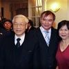 Vu Kim Thanh (centre) and his wife pose for a group photo with Party General Secretary Nguyen Phu Trong during the leader's visit to the UK in 2013. (Photo: VNA)