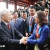 Party General Secretary Nguyen Phu Trong and overseas Vietnameses at Ngoc Son temple in Hanoi (Photo: VNA)