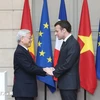 General Secretary of the Communist Party of Vietnam Central Committee Nguyen Phu Trong (L) and French President Emmanuel Macron in the former's official visit to France in 2018. (Photo: VNA). 