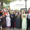 General Secretary Nguyen Phu Trong and delegates sing a song about President Ho Chi Minh at the flower offering ceremony at the President Ho Chi Minh Monument on the grounds of the Asian Civilizations Museum in Singapore on September 12, 2012 (Photo: VNA)