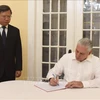 First Secretary of the Communist Party of Cuba (PCC) and President of Cuba Miguel Díaz-Canel Bermúdez on July 24 (local time) writes on condolence book for Party General Secretary Nguyen Phu Trong at the Vietnamese Embassy in Havana. (Photo: VNA)