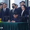 Party General Secretary and President of Laos Thongloun Sisoulith writes in the condolence book (Photo: VNA)