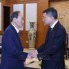 Le Minh Hung (R), Politburo member, Secretary of the Party Central Committee and head of its Commission for Organisation, and Suga Yoshihide, special envoy of Japanese Prime Minister Kishida Fumio and former PM of Japan, at their meeting in Hanoi on July 25 (Photo: VNA)