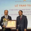 Vietnamese Ambassador to France Dinh Toan Thang (L) at the insignia awarding ceremony (Photo: VNA)