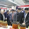 Vietnamese Ambassador to Laos Nguyen Ba Hung (3rd from right) visits a stall at the VIETLAO EXPO 2024 (Photo: VNA)